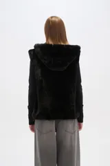 Chaleco marrón de piel sintética con capucha y cierre frontal con cremallera.