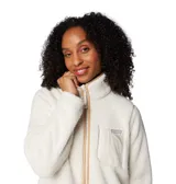 Polar de mujer Columbia modelo West Bend Full Zip, color blanco crema, con cierre frontal y cuello alto. Presenta un bolsillo en el pecho con solapa de tela lisa y cierre, y bolsillos laterales con cierre.