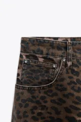 Pantalón de jean de tiro medio con estampado animal color marrón y negro.