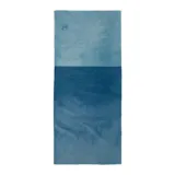 Bufanda tubular de tejido sintético en degradé de celeste a azul, ideal para actividades al aire libre.
