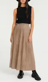 Falda midi plisada color negro, de gamuza sintética, con cintura alta y corte acampanado.