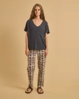 Remera marrón de lino y algodón, con escote en V y mangas cortas.