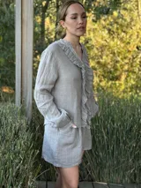 Short azul de lino con cinturón de rafia.