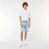 Bermudas de jean celeste de corte recto.