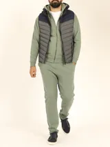 Pantalón de jogging verde oliva de corte recto, con cintura elastizada, cordón ajustable y bolsillos laterales.