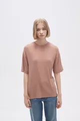 Remera marrón de corte holgado y mangas cortas, con cuello redondo y tejido de punto acanalado.