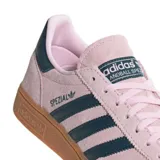 Championes Adidas Handball Spezial color rosa con detalles en verde oscuro y suela marrón de goma.