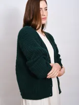 Cardigan marrón de punto grueso con cuello en V, cierre frontal con botones y parche bordado en el pecho.