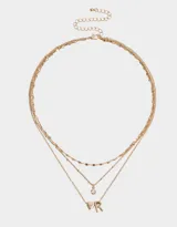 Collar corto dorado multicadena con dije de corazón y letra R.