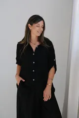 Camisa negra de mangas cortas con botones.