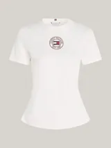 Remera blanca de corte slim con cuello redondo y logo de Tommy Hilfiger estampado en el pecho.