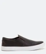 Championes slip on de cuero color marrón oscuro con suela blanca de goma.