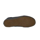 Zapatillas de skate color negro con diseño clásico, construidas para máximo rendimiento y durabilidad en actividades deportivas.