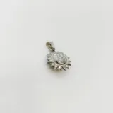 Dije con forma de sol con rostro, fabricado en plata 925.