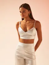 Blusa plateada tipo crop top con breteles finos.