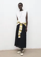 Camiseta blanca de manga corta con hombreras y cuello redondo, de corte recto.