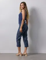Pantalón capri de gabardina elastizada estampada, marca Zac & Rachel. Con pretina ancha elastizada.