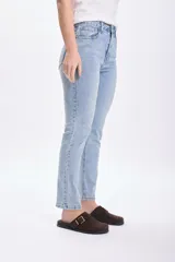 Pantalón de jean de corte recto, color azul claro con lavado claro.