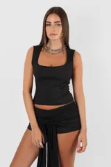 Top negro de microfibra sin mangas, tipo musculosa irregular con escote cuadrado y corte ajustado.