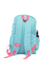 Mochila Umbro Fika color celeste con detalles en rosa. Incluye logo de Umbro y diseño abstracto en el frente. Tiene un compartimento principal con cierre, un bolsillo frontal con cierre y dos bolsillos laterales de malla.