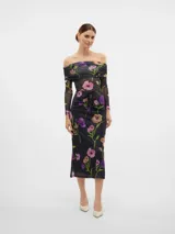 Top ajustado de mangas largas, con hombros descubiertos y estampado floral.