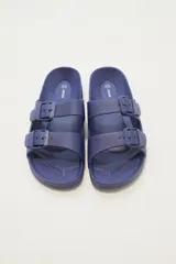 Sandalias tipo Birkenstock color beige con hebillas ajustables.