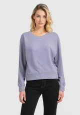 Sudadera gris de algodón con cuello redondo y mangas largas.