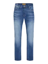 Jean de tiro alto color azul denim, corte tapered, cinco bolsillos y cierre con botón.