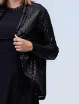 Chaqueta de lentejuelas color negro de la marca Ninety Clothing, con diseño de manga larga, frente abierto y forro interno a tono.