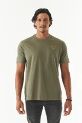 Remera azul marino de algodón con cuello redondo y estampado en la espalda con el logo de la marca y números en círculos concéntricos en amarillo y rosa.