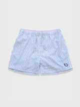 Short de baño para hombre con estampado de rayas verticales celestes y blancas. Cuenta con cintura elástica con cordón ajustable, bolsillos laterales y un bolsillo trasero. Confeccionado en tejido liviano de secado rápido.