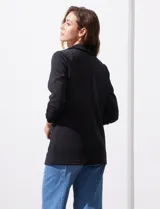 Blazer verde manzana marca Robert Louis, con cuello con solapa, abertura central con botón, bolsillos delanteros y mangas ¾ con frunce.