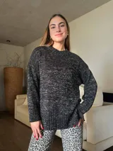 Sweater negro con hilo de lúrex plateado, de silueta holgada y cuello redondo a la base.