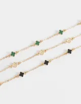 Set de tres pulseras doradas con dijes de flores de metal y resina.