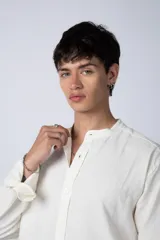 Camisa de lino color blanco roto, de manga larga y corte recto, con cuello mao y cierre frontal de botones.