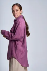 Camisa manga 3/4 color lila con textura arrugada, cuello clásico y dos bolsillos frontales.