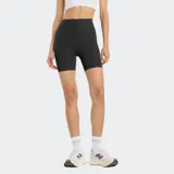 Calza corta deportiva negra, de tiro alto y tejido acanalado.