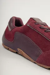 Championes deportivos Champion modelo Sari, color bordó con detalles en cuero.
