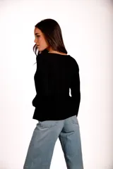 Blusa de morley elastizado color beige, de calce ajustado y mangas largas.