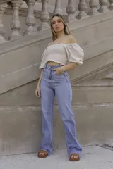 Pantalón de jean celeste de corte wide leg.