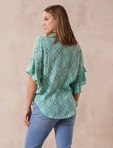 Blusa de gasa estampada con cuello a la base, abertura central con botones y mangas cortas con volados.