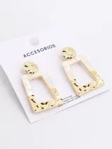 Aros colgantes con forma geométrica rectangular, con base superior circular y diseño texturizado en dorado y blanco.
