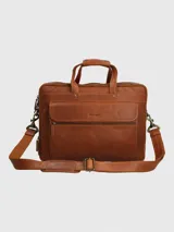 Maletín de cuero color caramelo con doble asa de mano y correa bandolera ajustable y extraíble. Tiene un bolsillo frontal con cierre y compartimentos internos para organizar documentos y dispositivos electrónicos.