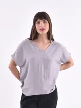 Blusa color lila con escote en V y mangas cortas tipo kimono.