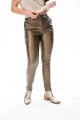 Pantalón de vestir color tabaco, de corte recto, con bolsillos laterales y traseros.