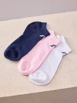 Pack de tres pares de medias de algodón a la altura del tobillo, en color azul marino, rosa y blanco, con logo bordado en el lateral.