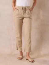 Pantalón liso color beige, marca Dash, con pretina elastizada, bolsillos delanteros y bolsillos traseros simulados.
