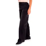 Pantalón de jean celeste de pierna ancha con roturas en ambas rodillas.