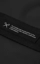 Riñonera negra con múltiples bolsillos con cierre y correa ajustable con hebilla.