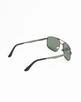 Anteojos de sol estilo aviador con montura metálica negra y lentes oscuros cuadrados.